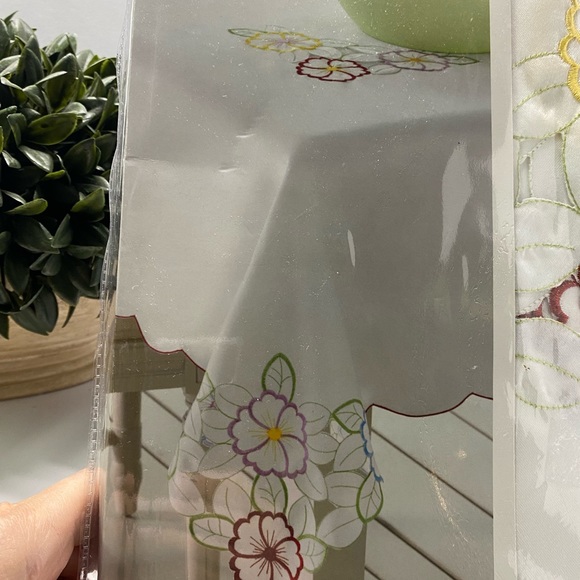 NEW  Croft & Barrow fabric TABLECLOTH Spring Floral stitched 60 x 120 oblong - Picture 2 of 6